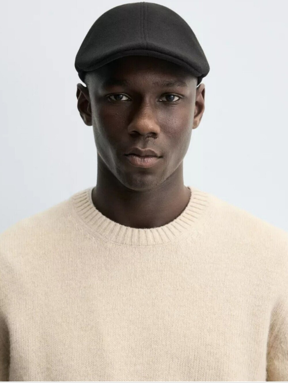 Beret with a visor made of flannel-finish fabric. Elastic adjustment